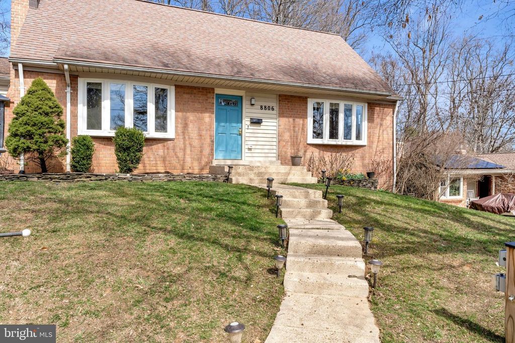 Image 3 of property listing at 8806 CROMWELL DR, Springfield, VA 22151