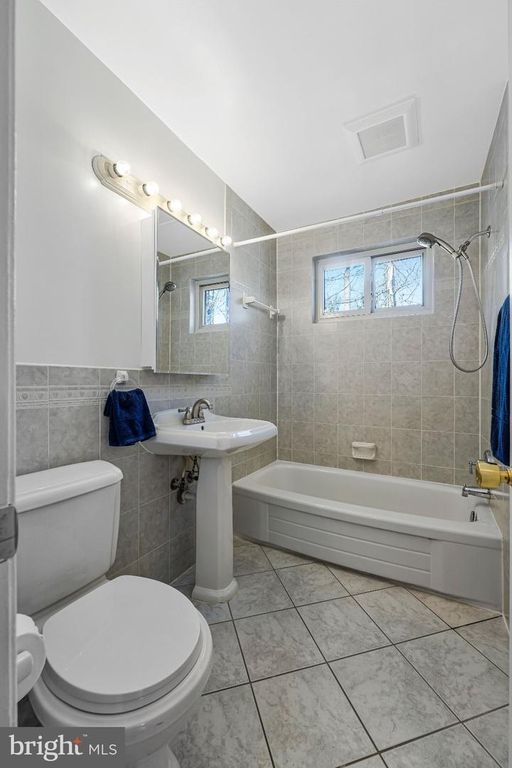 Image 24 of property listing at 8806 CROMWELL DR, Springfield, VA 22151