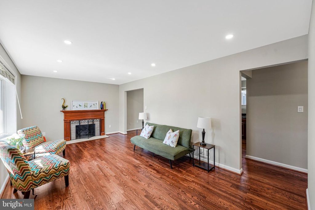 Image 4 of property listing at 8806 CROMWELL DR, Springfield, VA 22151