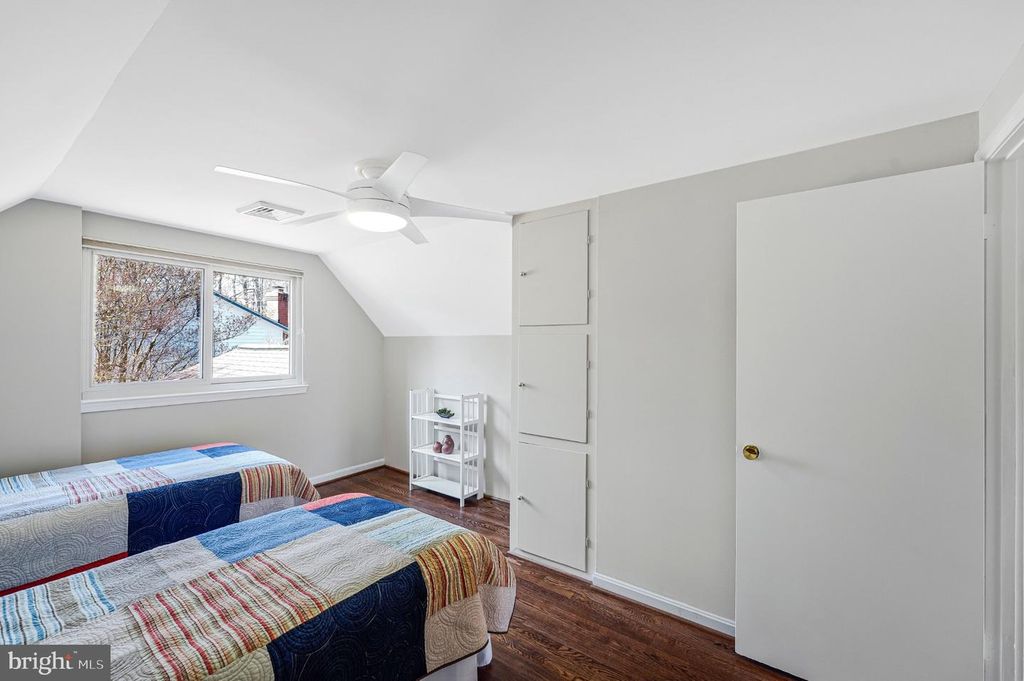 Image 32 of property listing at 8806 CROMWELL DR, Springfield, VA 22151