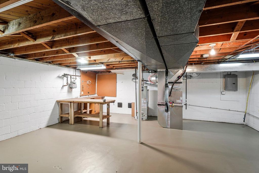 Image 36 of property listing at 8806 CROMWELL DR, Springfield, VA 22151