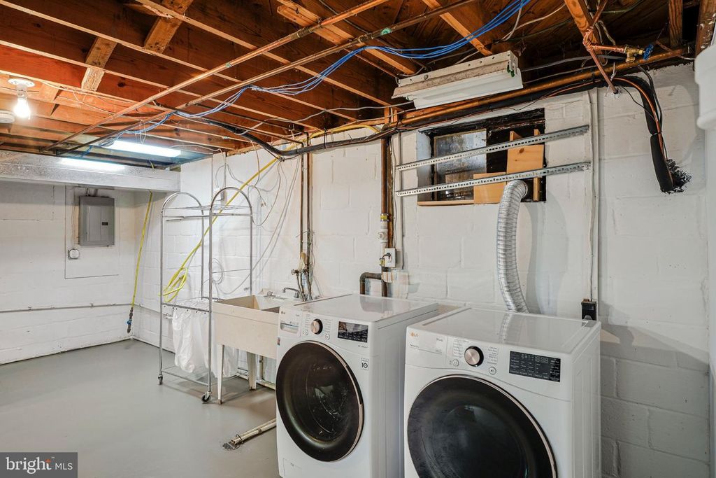 Image 37 of property listing at 8806 CROMWELL DR, Springfield, VA 22151