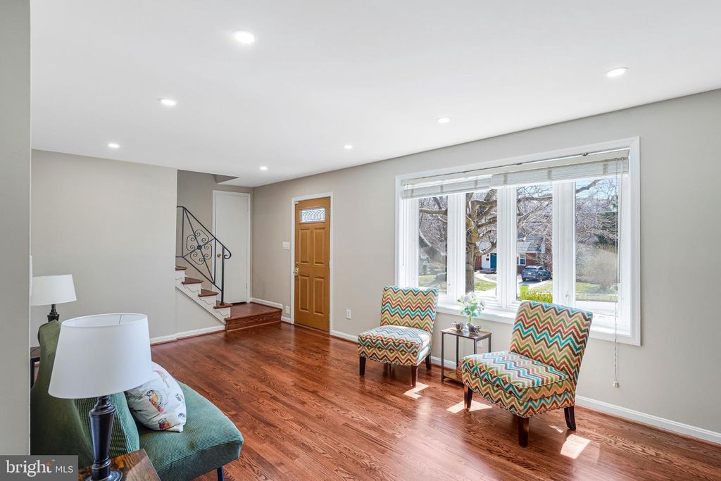 Image 5 of property listing at 8806 CROMWELL DR, Springfield, VA 22151