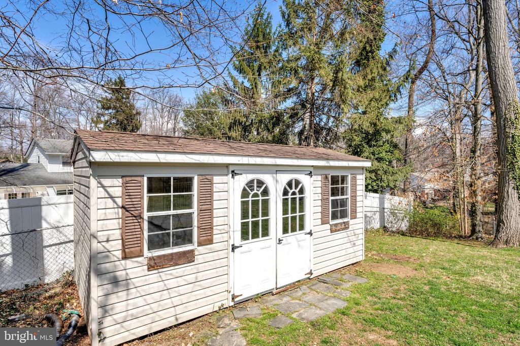 Image 42 of property listing at 8806 CROMWELL DR, Springfield, VA 22151