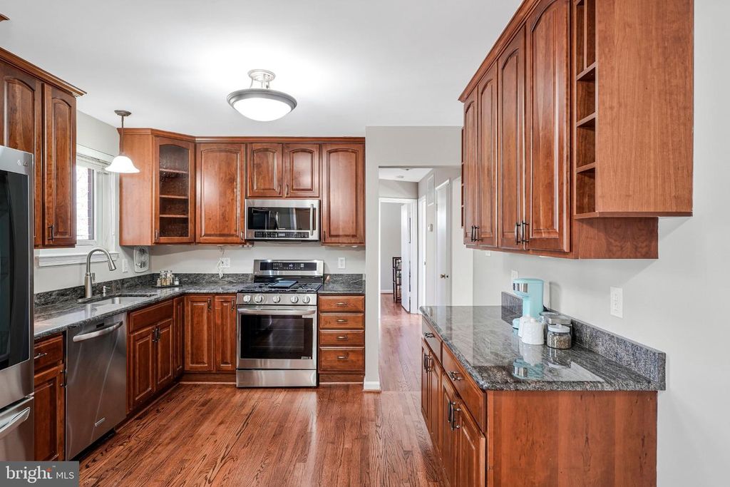 Image 8 of property listing at 8806 CROMWELL DR, Springfield, VA 22151