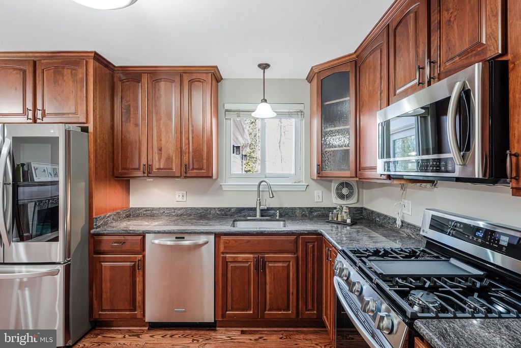 Image 9 of property listing at 8806 CROMWELL DR, Springfield, VA 22151