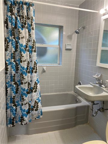 6234 Hayes St, Hollywood, FL 33024