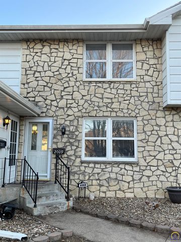 2009 Greenbriar Dr, Emporia, KS 66801