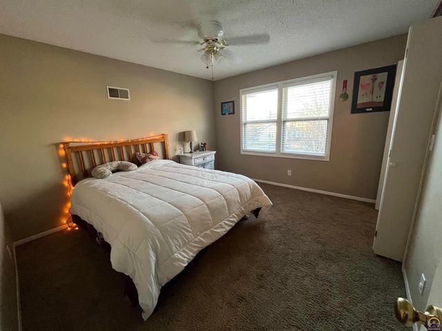 2009 Greenbriar Dr, Emporia, KS 66801