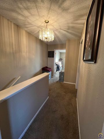 2009 Greenbriar Dr, Emporia, KS 66801