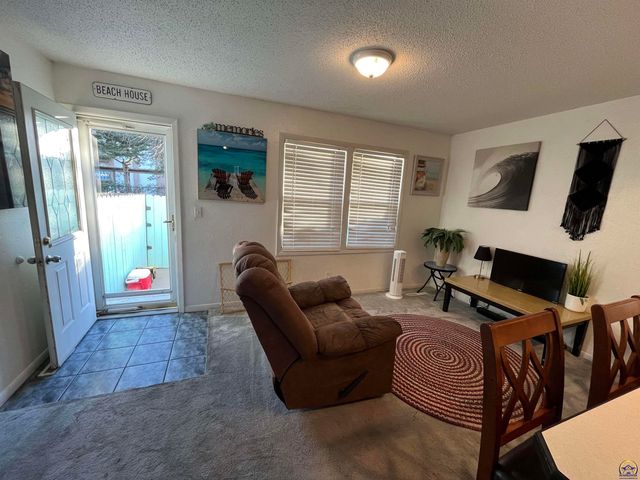 2009 Greenbriar Dr, Emporia, KS 66801