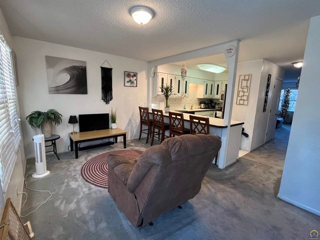 2009 Greenbriar Dr, Emporia, KS 66801