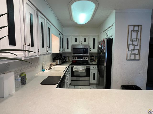 2009 Greenbriar Dr, Emporia, KS 66801