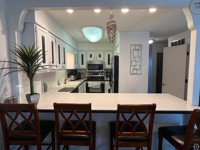 2009 Greenbriar Dr, Emporia, KS 66801