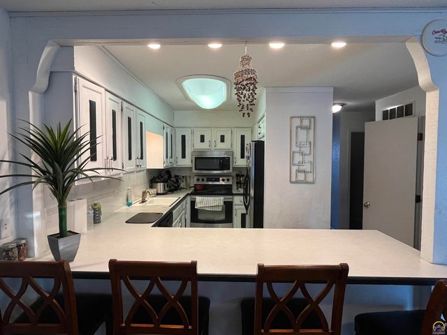 2009 Greenbriar Dr, Emporia, KS 66801