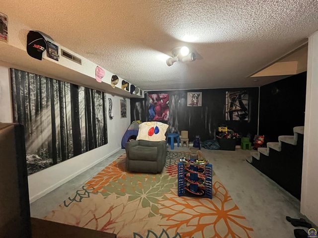 2009 Greenbriar Dr, Emporia, KS 66801