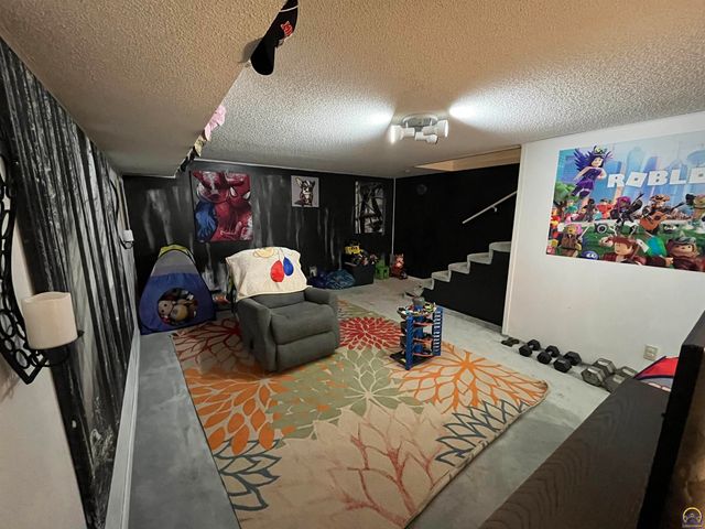 2009 Greenbriar Dr, Emporia, KS 66801