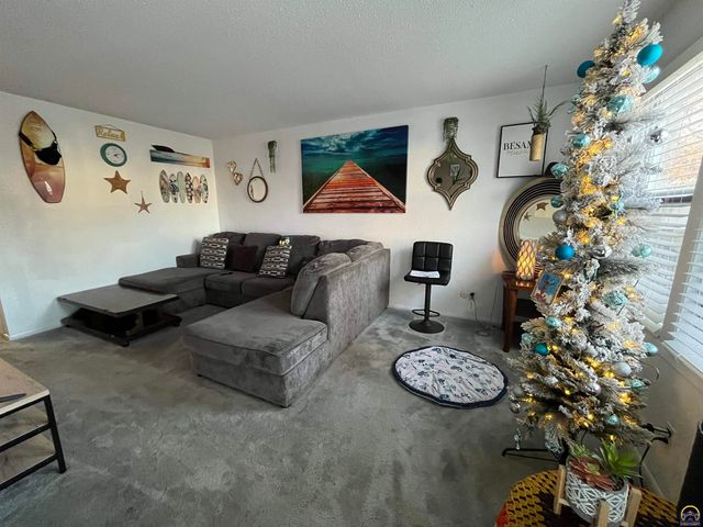 2009 Greenbriar Dr, Emporia, KS 66801