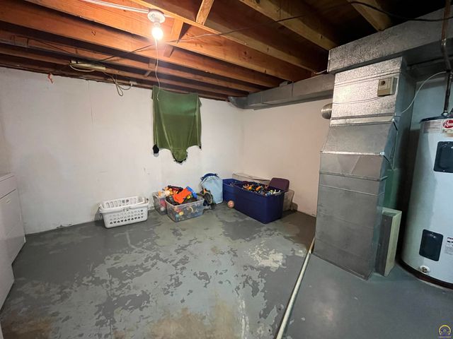 2009 Greenbriar Dr, Emporia, KS 66801