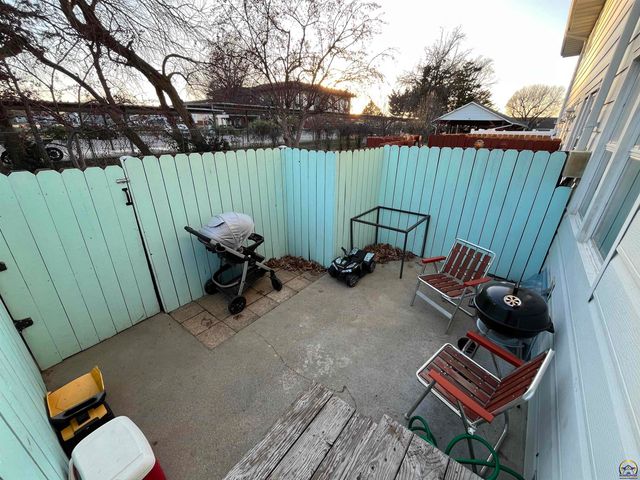 2009 Greenbriar Dr, Emporia, KS 66801