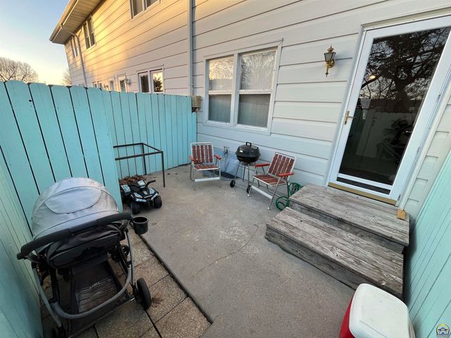 2009 Greenbriar Dr, Emporia, KS 66801