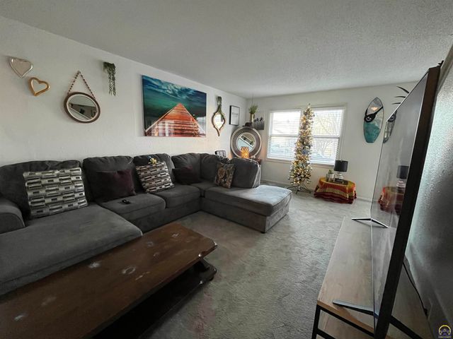 2009 Greenbriar Dr, Emporia, KS 66801