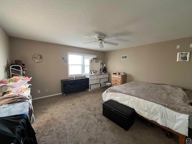 2009 Greenbriar Dr, Emporia, KS 66801