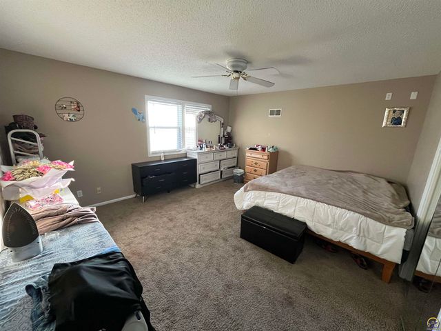 2009 Greenbriar Dr, Emporia, KS 66801