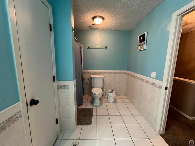 2009 Greenbriar Dr, Emporia, KS 66801