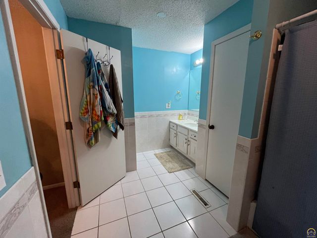 2009 Greenbriar Dr, Emporia, KS 66801