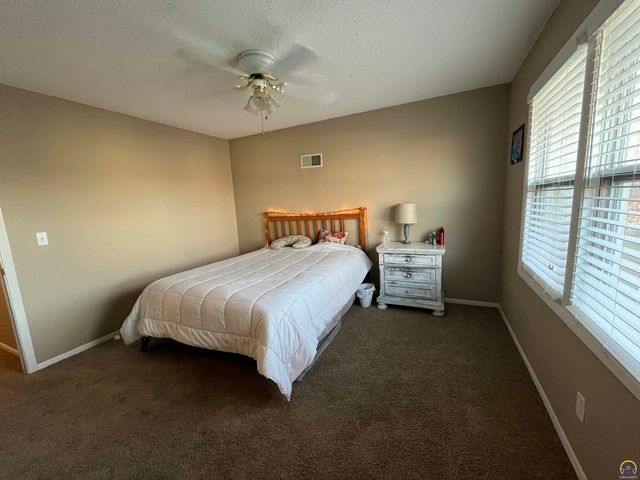 2009 Greenbriar Dr, Emporia, KS 66801