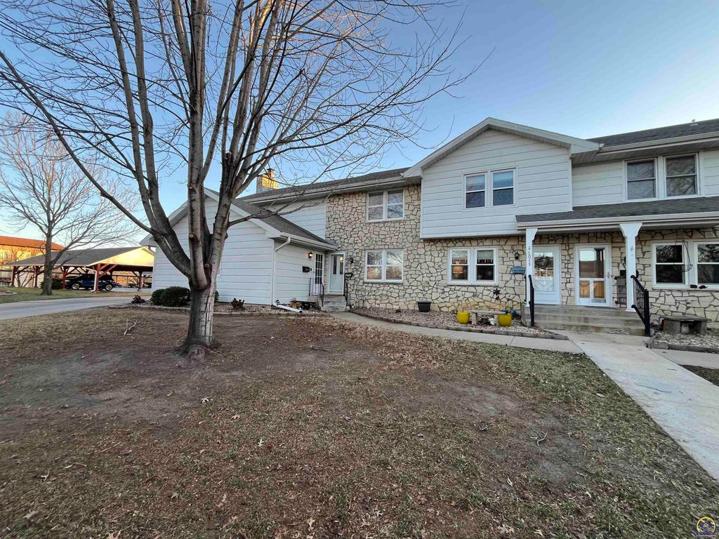 2009 Greenbriar Dr, Emporia, KS 66801