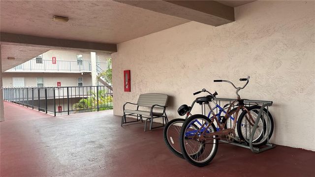 2821 Somerset Dr 302, Lauderdale Lakes, FL 33311