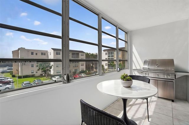 2821 Somerset Dr 302, Lauderdale Lakes, FL 33311