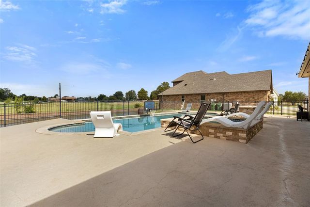1316 Katelyn Court, Yukon, OK 73099