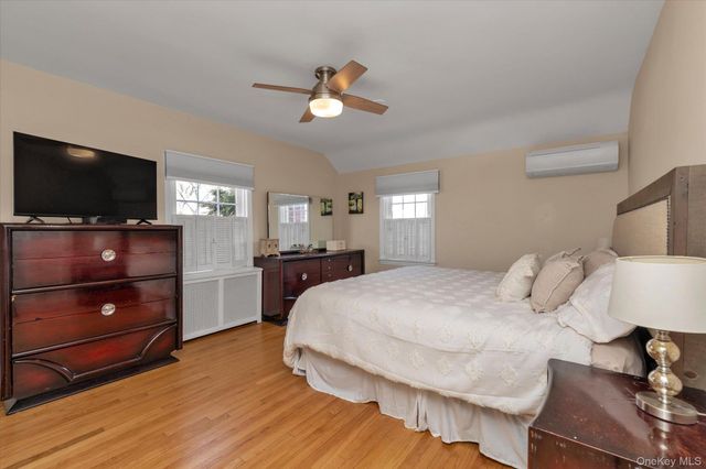 7 Rutgers Place, Merrick, NY 11566