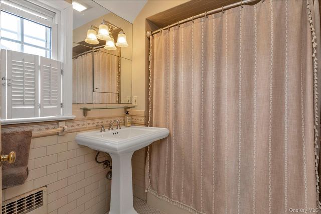 7 Rutgers Place, Merrick, NY 11566