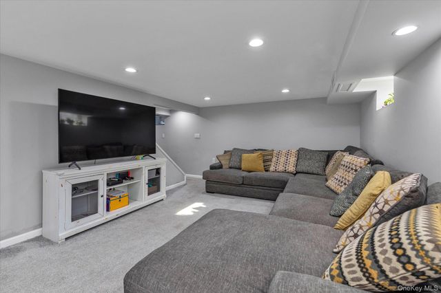 7 Rutgers Place, Merrick, NY 11566