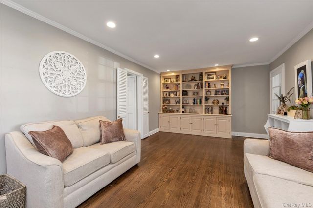 7 Rutgers Place, Merrick, NY 11566