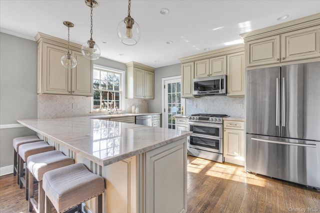 7 Rutgers Place, Merrick, NY 11566