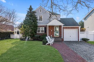 7 Rutgers Place, Merrick, NY 11566