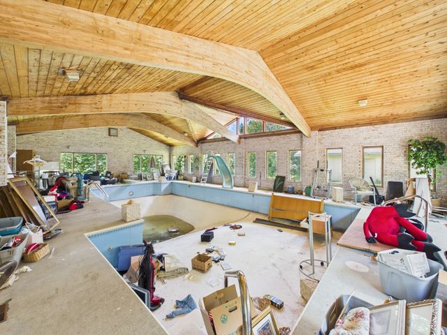 94 Old Creek Road, Palos Park, IL 60464