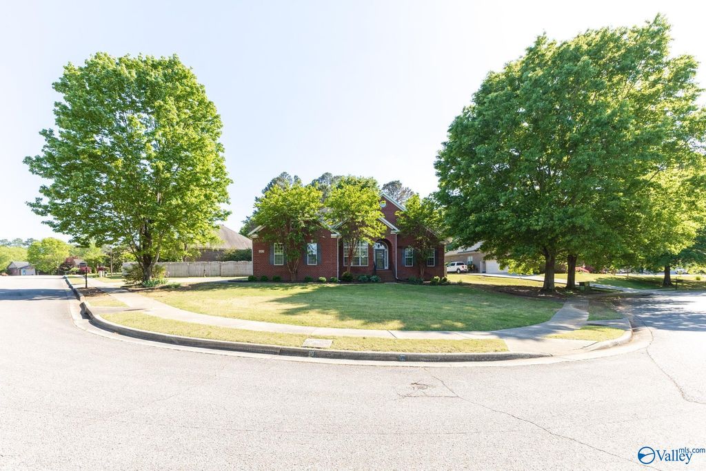 4404 Hidden Lake Drive, Owens Cross Roads, AL 35763