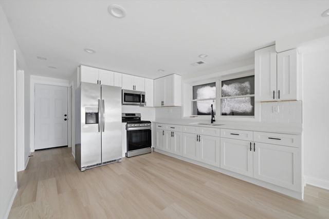 7914 S Essex Avenue, Chicago, IL 60617