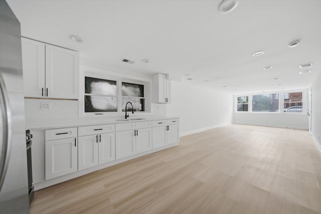 7914 S Essex Avenue, Chicago, IL 60617