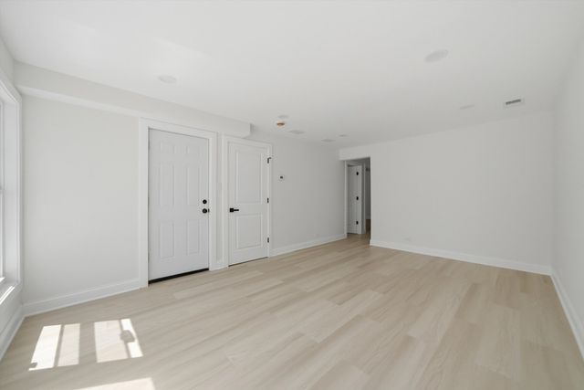 7914 S Essex Avenue, Chicago, IL 60617