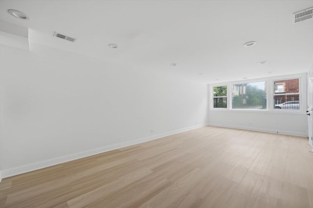 7914 S Essex Avenue, Chicago, IL 60617