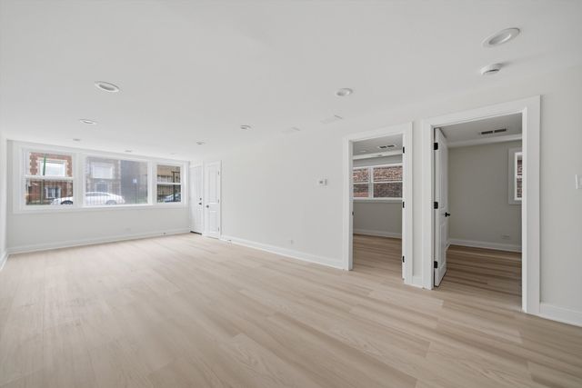 7914 S Essex Avenue, Chicago, IL 60617