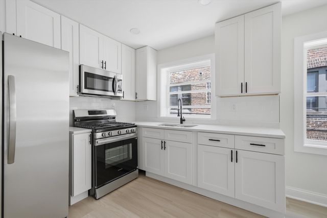 7914 S Essex Avenue, Chicago, IL 60617