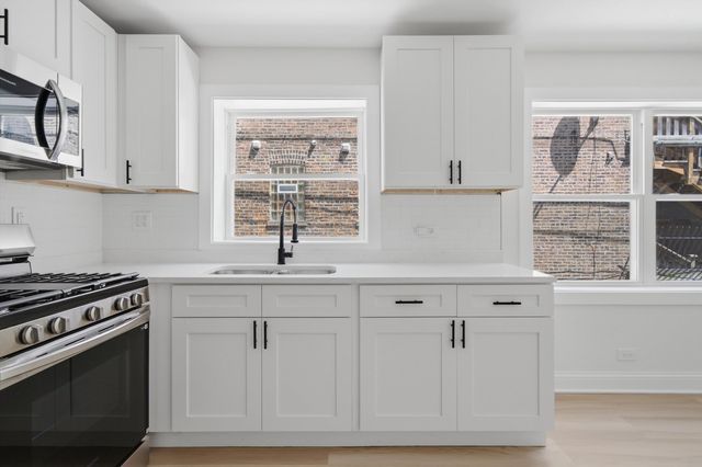 7914 S Essex Avenue, Chicago, IL 60617